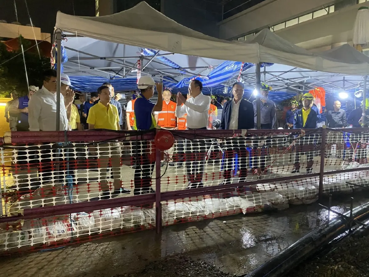 อนุทิน บุกตรวจถนนสามเสนทรุด ลงเดินได้ ย้ำต้องปลอดภัย ก่อนเปิดใช้