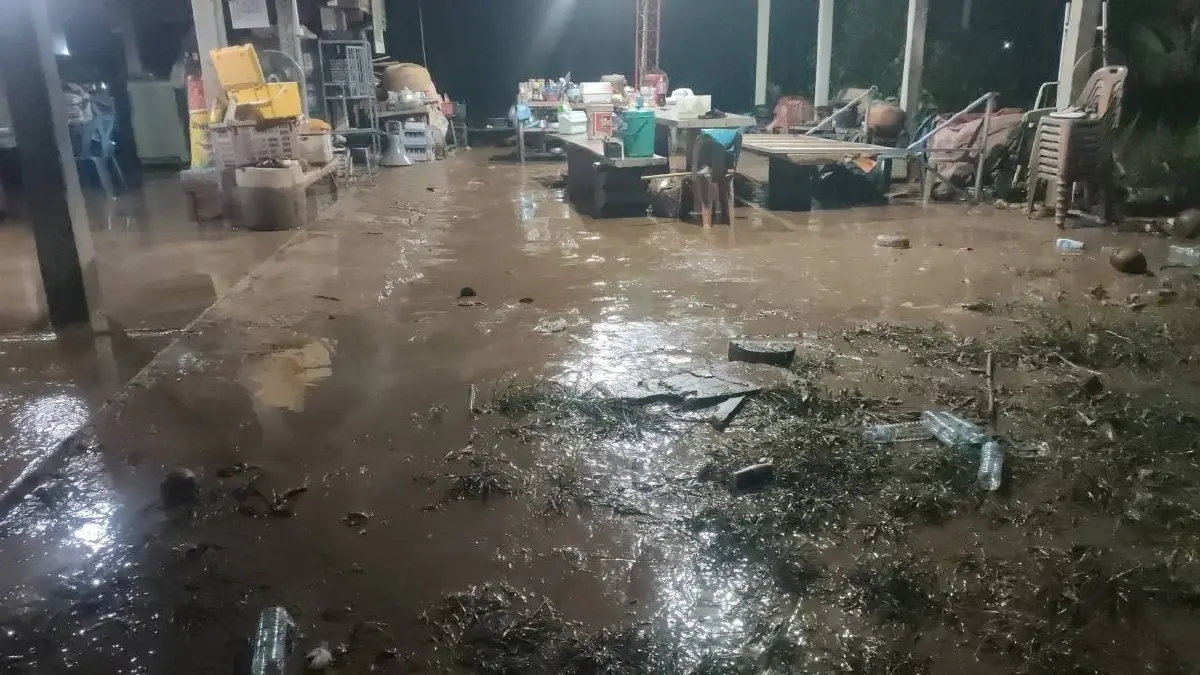 ฝนตกหนักพิษณุโลก น้ำป่าไหลหลาก ท่วมเนินมะปราง-ไฟดับ อ่วม 100 หลัง