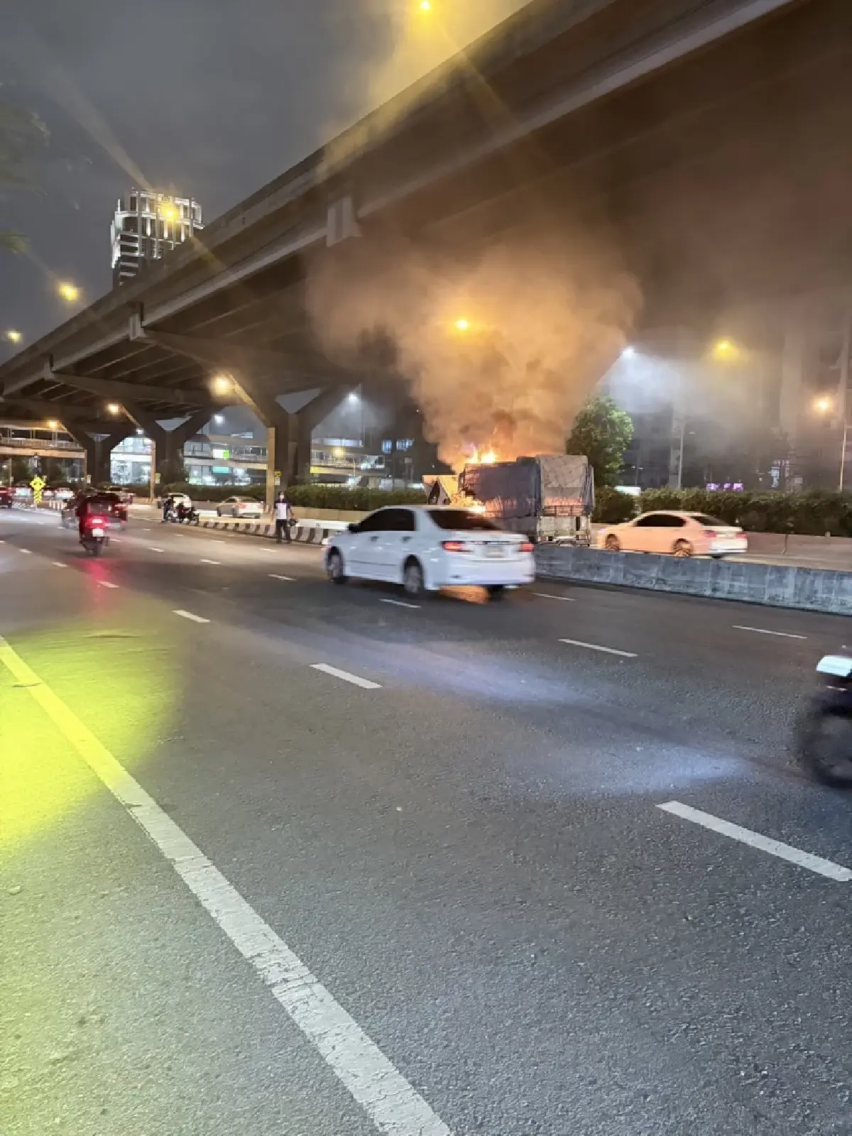 ระทึก! ไฟไหม้รถบรรทุก ถนนวิภาวดีรังสิต ขาเข้า การจราจรเคลื่อนตัวช้า