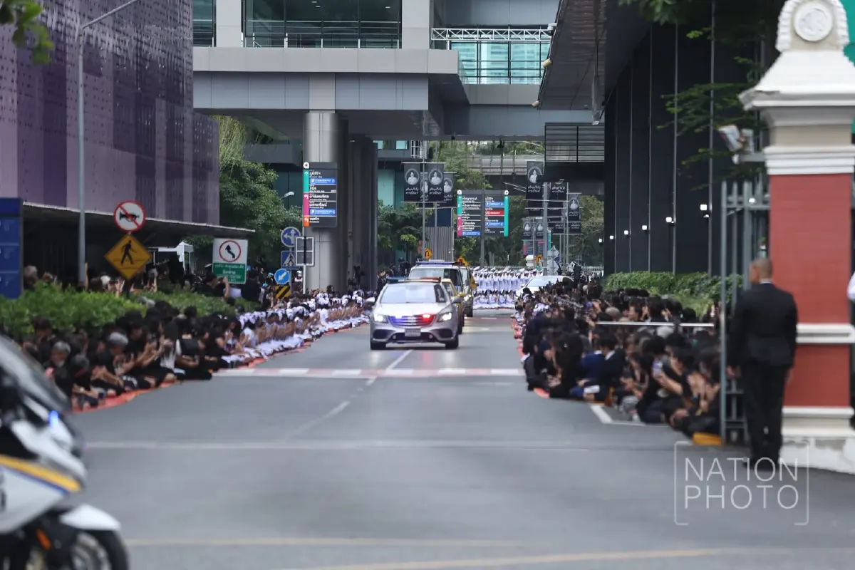 'ในหลวง-พระราชินี' เสด็จฯ เชิญพระบรมศพ 'สมเด็จพระพันปีหลวง'