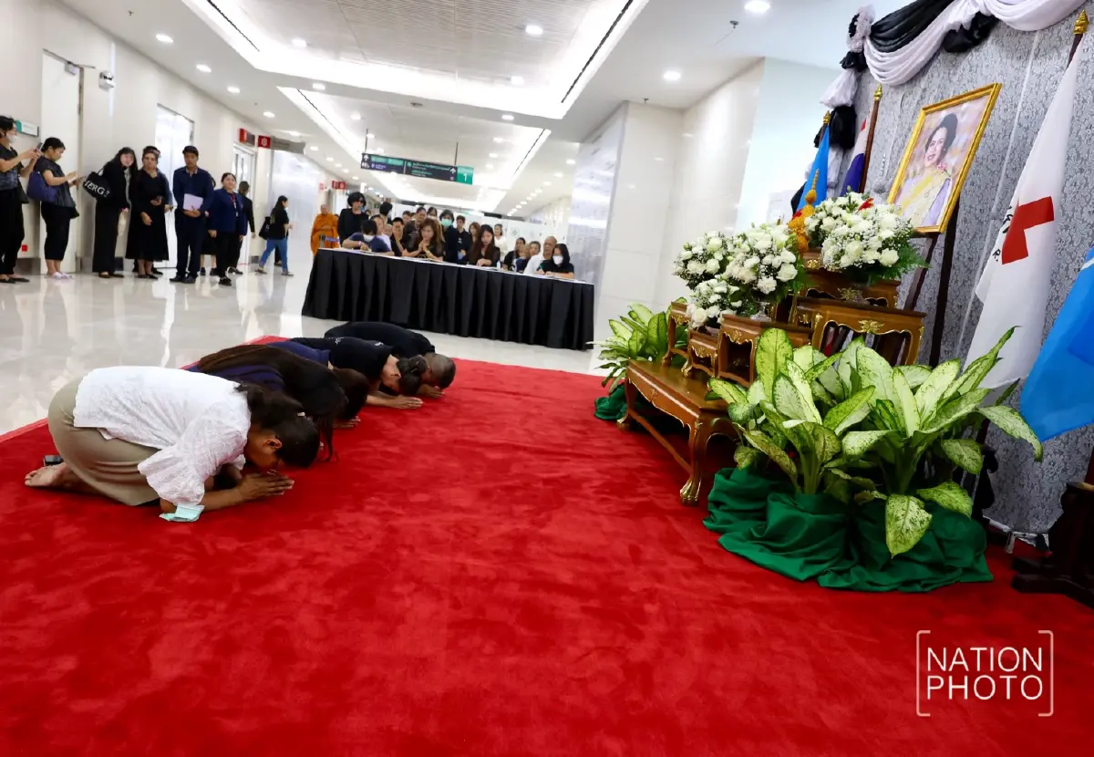 พสกนิกรทั่วสารทิศร่วมแสดงความอาลัย 'สมเด็จพระพันปีหลวง' ที่ รพ.จุฬาลงกรณ์