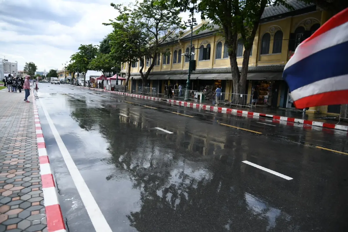 กทม. - จิตอาสา เตรียมความพร้อมเส้นทางเคลื่อนพระบรมศพ 'สมเด็จพระพันปีหลวง'