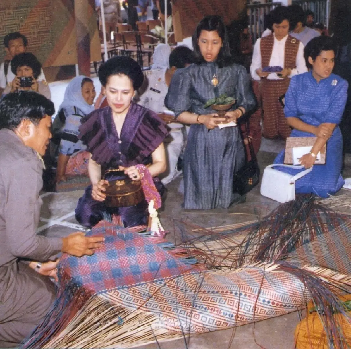 ‘ศิลปาชีพ’ พระพันปีหลวง อนุรักษ์ผ้าไทย หัตถกรรมพื้นบ้าน พลิกชีวิตคนไทย