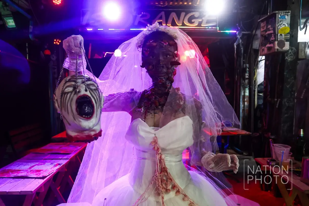 สุดหลอน ฮาโลวีนถนนข้าวสาร นักท่องเที่ยวคึกคัก แม้งดพาเหรด-ลดเสียงเพลง