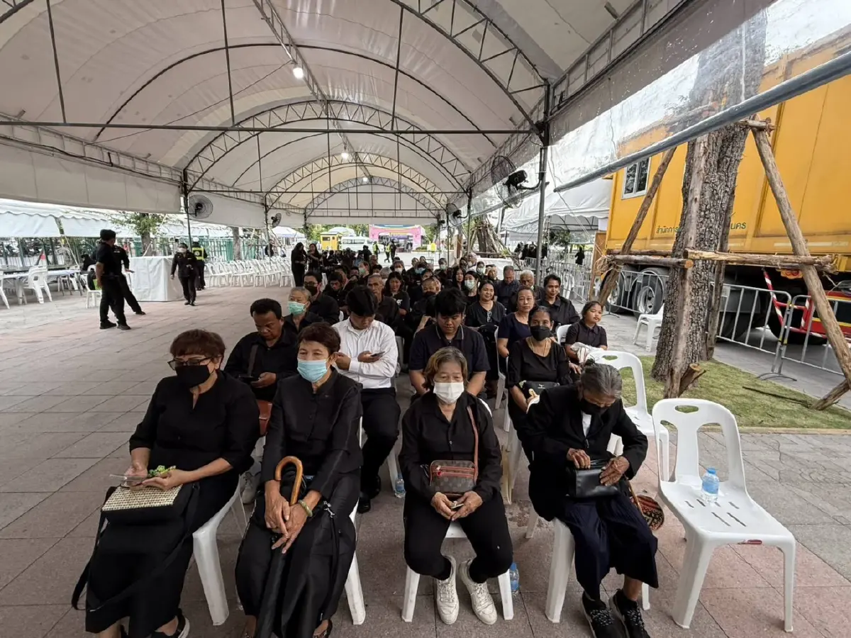 ประชาชนทยอย ถวายสักการะพระบรมศพ พระพันปีหลวง ในพระบรมมหาราชวัง