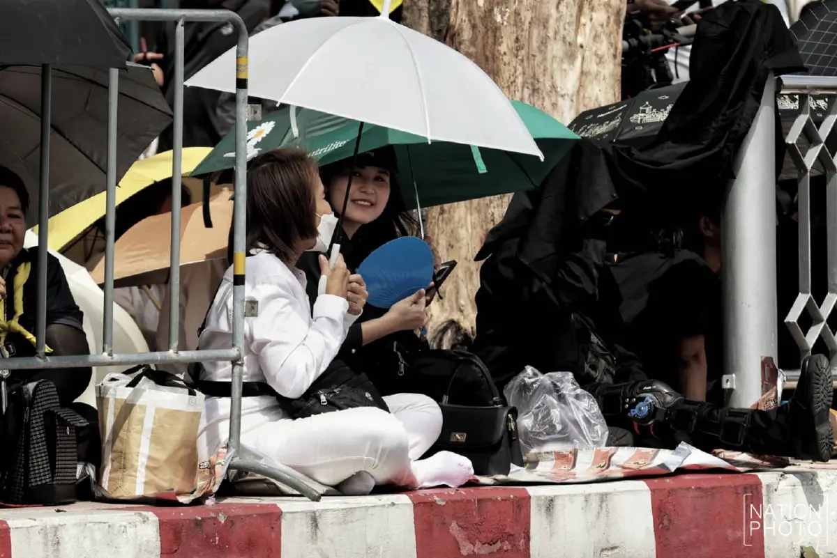 น้ำตาอาลัย! พสกนิกรเฝ้าฯ ขบวนพระบรมศพ สมเด็จพระพันปีหลวง สู่พระบรมมหาราชวัง