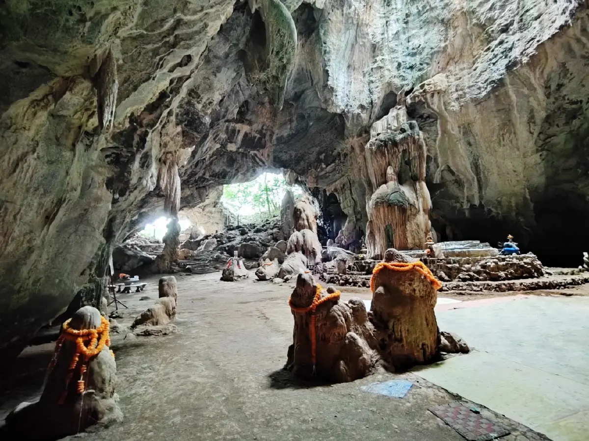 ถ้ำอะไร ...ขนาดไก่ยังหล่น