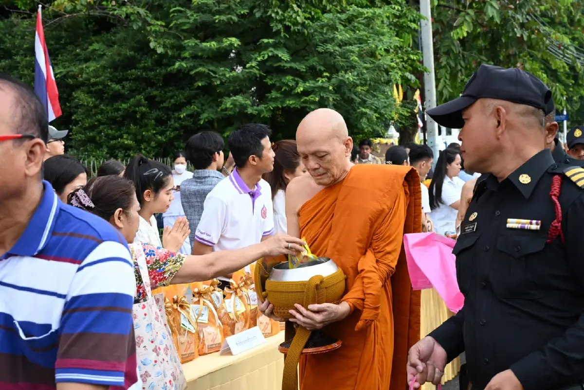 ออกพรรษา 2568 ผู้ว่าฯ ชัชชาติ นำทัพศรัทธา ตักบาตรเทโวโรหณะ 69 รูป