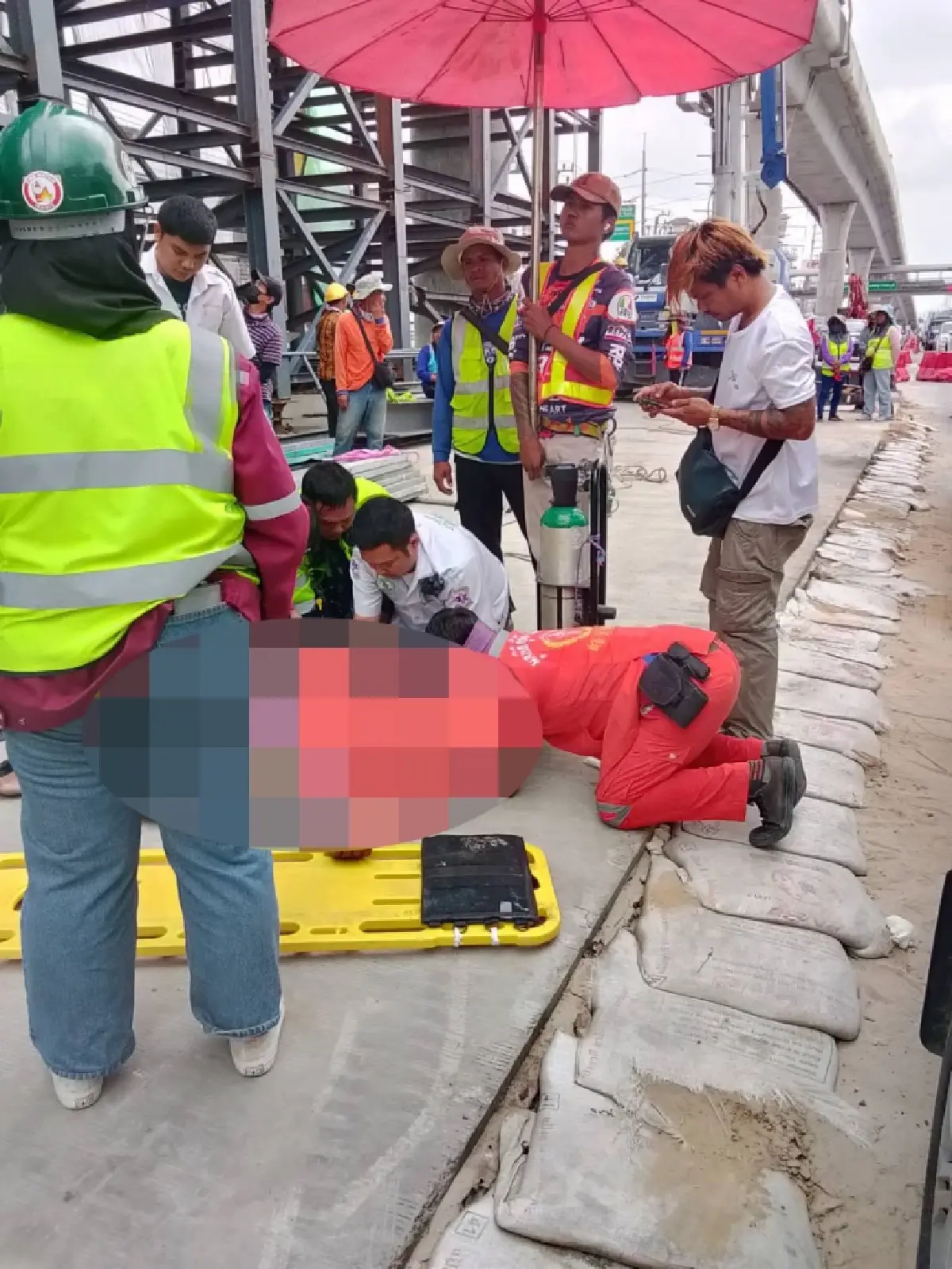 ด่วน คนงานตกสะพานทางยกระดับ อ่อนนุช-ลาดกระบัง เร่งนำตัวส่งรพ.