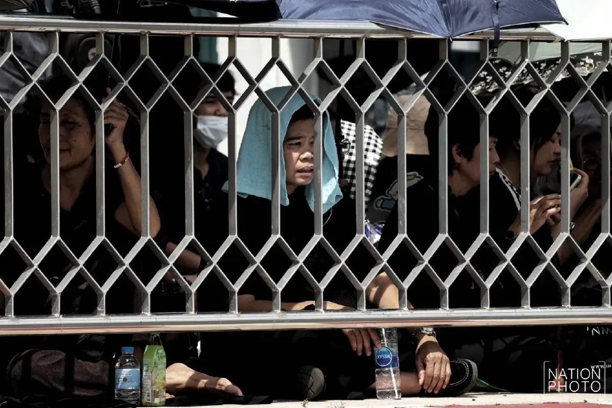 น้ำตาอาลัย! พสกนิกรเฝ้าฯ ขบวนพระบรมศพ สมเด็จพระพันปีหลวง สู่พระบรมมหาราชวัง