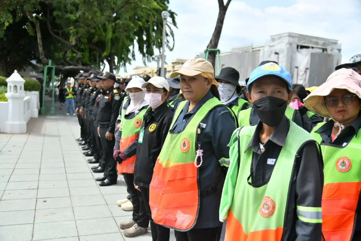 กทม. - จิตอาสา เตรียมความพร้อมเส้นทางเคลื่อนพระบรมศพ 'สมเด็จพระพันปีหลวง'