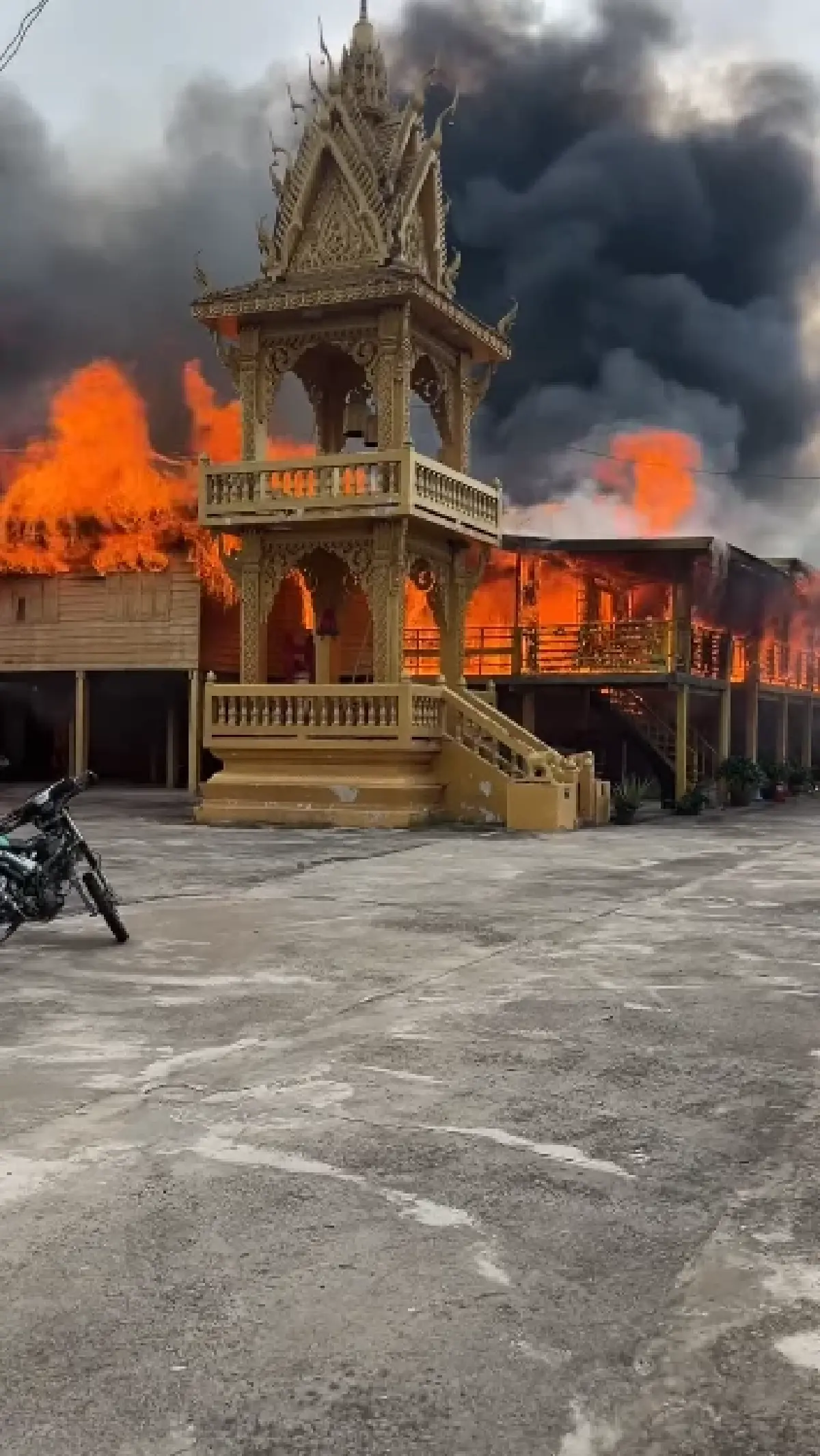 ระทึก ไฟไหม้วัดดัง ร้อยเอ็ด จนท.เร่งระดมฉีดน้ำควบคุมเพลิงไหม้
