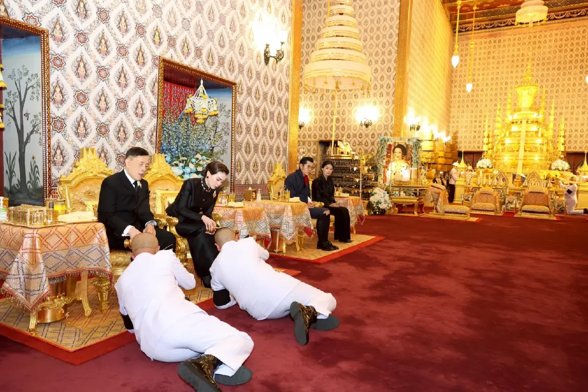 ในหลวง-พระราชินี เสด็จฯ ในการพระพิธีธรรมสวดพระอภิธรรมพระบรมศพ สมเด็จพระพันปีหลวง