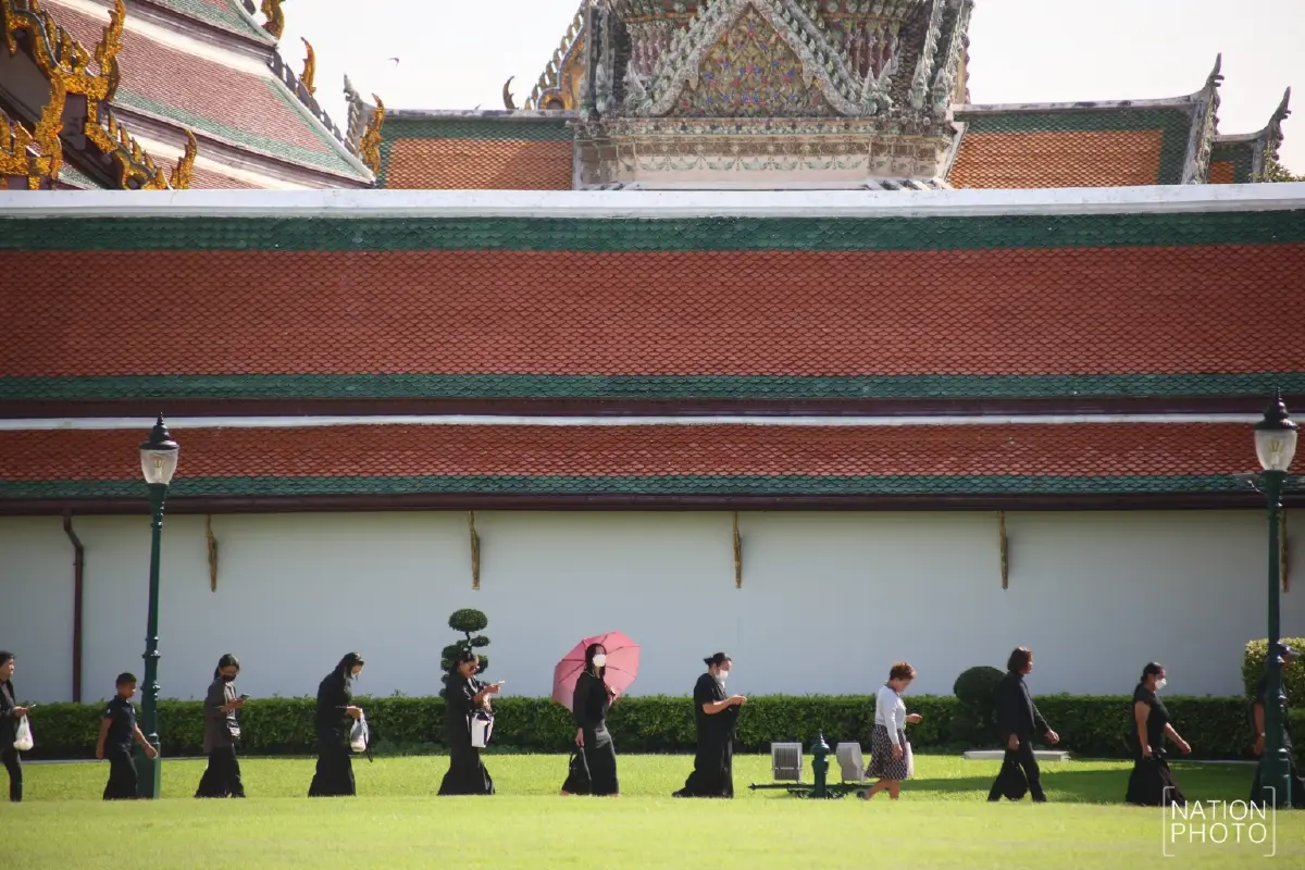 พสกนิกร เข้าถวายน้ำสรงพระบรมศพหน้าพระฉายาลักษณ์พระพันปีหลวง