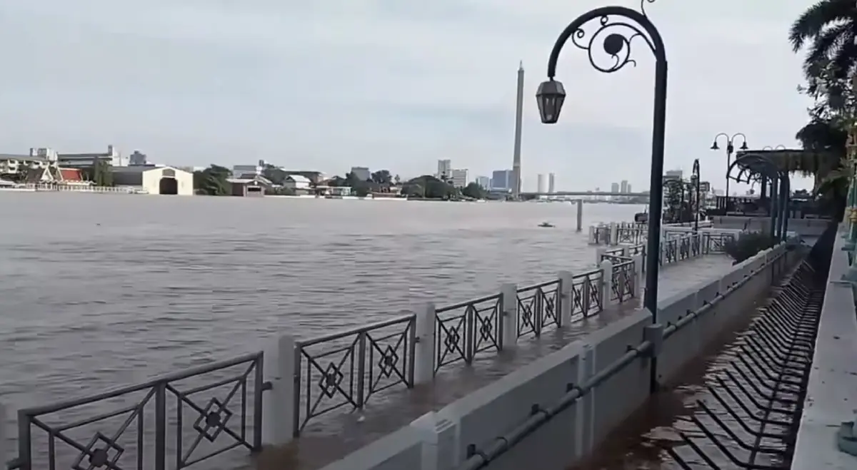 เฝ้าระวัง 'น้ำทะเลหนุนสูง' แม่น้ำเจ้าพระยาสูงมาก ล้นทางเดินแล้ว