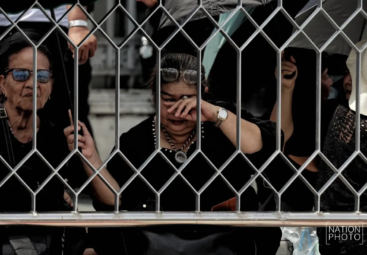 น้ำตาอาลัย! พสกนิกรเฝ้าฯ ขบวนพระบรมศพ สมเด็จพระพันปีหลวง สู่พระบรมมหาราชวัง