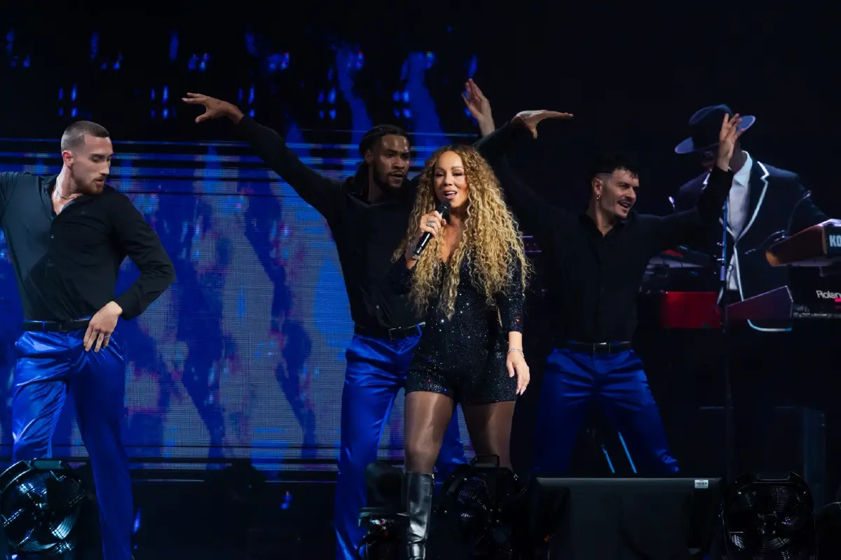 เจ้าฟ้าสิริวัณณวรีทรงออกแบบชุด มารายห์ แครี่ ขึ้นแสดงคอนเสิร์ต