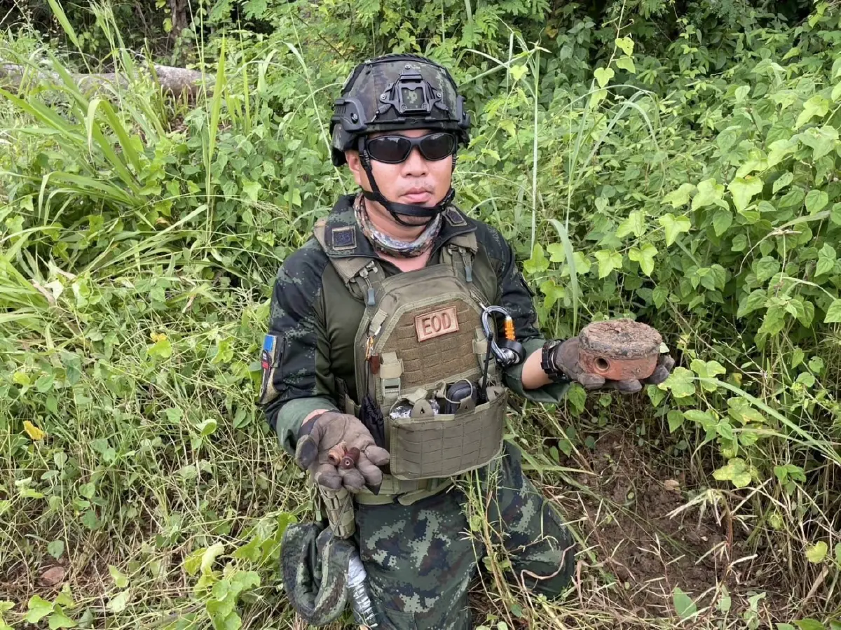 พบ3ทุ่นระเบิด บ้านหนองหญ้าแก้ว 'ผบ.ทสส.' ระดมเครื่องจักร สั่งลุยต่อ