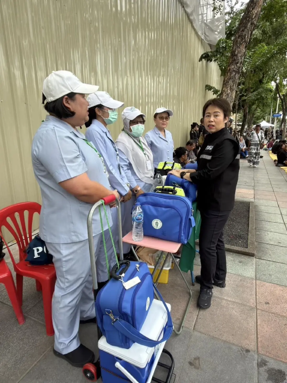 กทม. จัดทีมแพทย์-พยาบาล ดูแล ปชช. ร่วมพิธีฯ เคลื่อนพระบรมศพ 'พระพันปีหลวง'