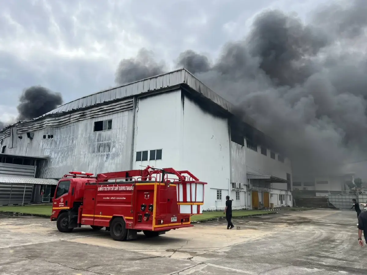 ด่วน ไฟไหม้โรงงานใหญ่ฉะเชิงเทรา โกดังเสียหายหนัก เร่งดับเพลิง