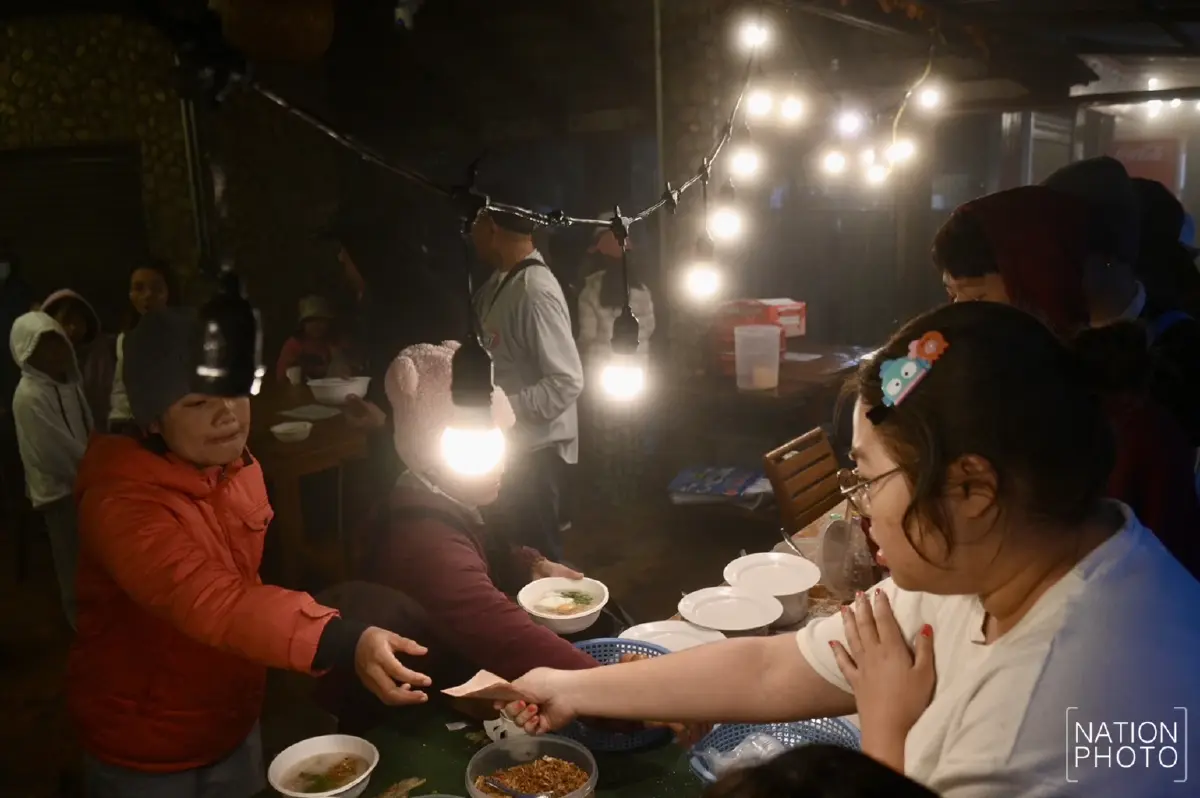 ดอยอินทนนท์ คึกคัก นักท่องเที่ยวแห่รับลมหนาวแรก อุณหภูมิดิ่ง 11 องศาฯ