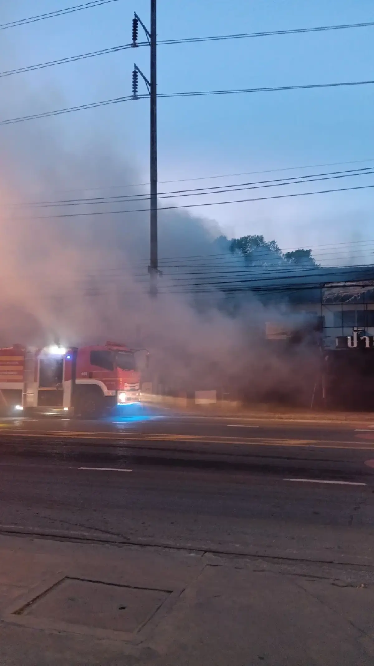 ด่วน ไฟไหม้อาคารพาณิชย์ ใกล้ปั๊มน้ำมัน ซอยวัดลาดปลาดุก นนทบุรี