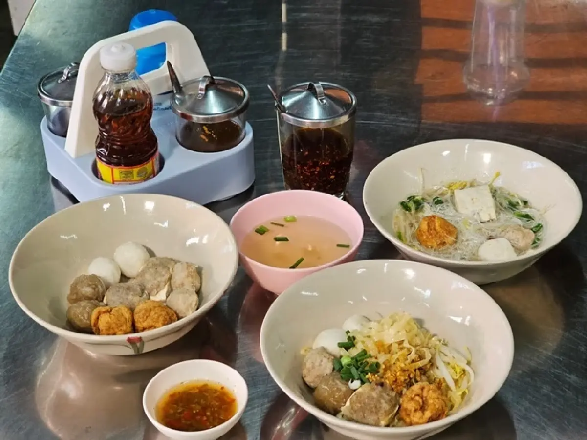 ‘10 ร้านก๋วยเตี๋ยว’ แสนอร่อย สุดประทับใจ ‘หมูหวานชวนชิม’