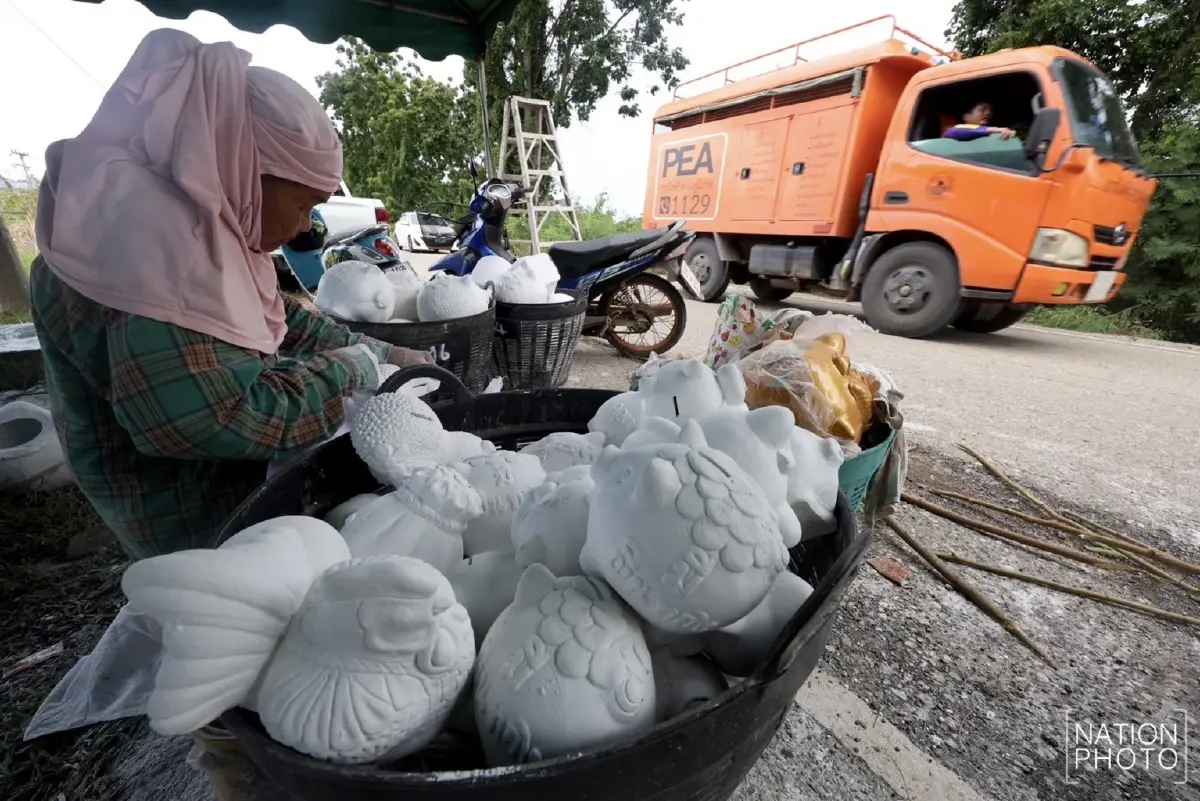 กระทบหนัก น้ำท่วม บ้านจิกสามร้อย จ.พิจิตร แหล่งผลิตกระปุกออมสินรายใหญ่