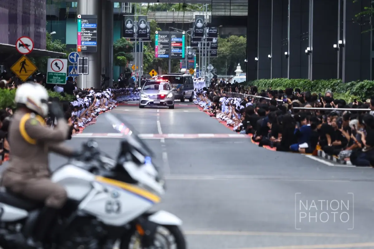 'ในหลวง-พระราชินี' เสด็จฯ เชิญพระบรมศพ 'สมเด็จพระพันปีหลวง'