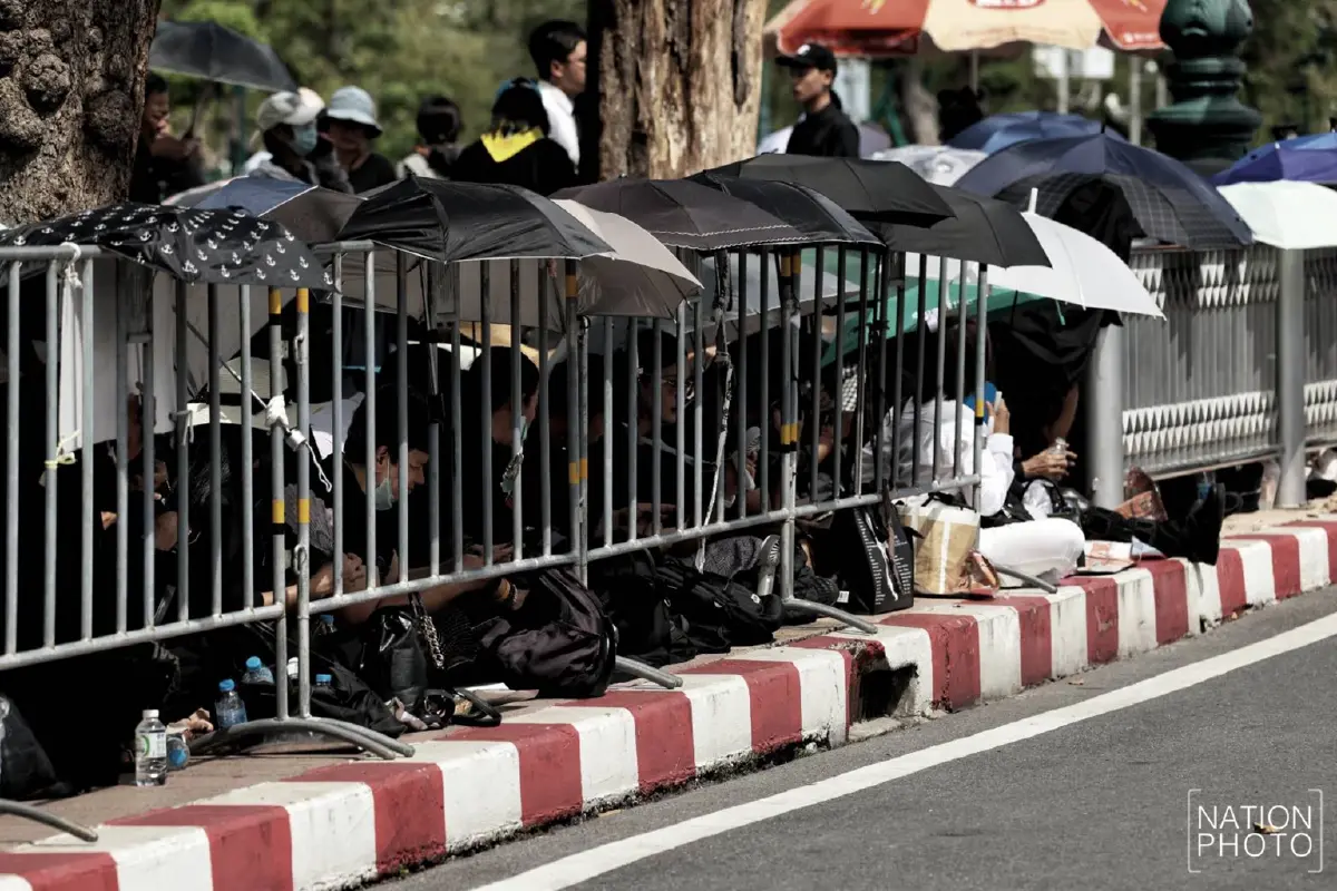 น้ำตาอาลัย! พสกนิกรเฝ้าฯ ขบวนพระบรมศพ สมเด็จพระพันปีหลวง สู่พระบรมมหาราชวัง