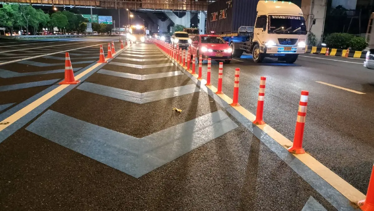 กทพ. ติดตั้งเสาล้มลุกบริเวณหน้า ด่านฯ ดินแดง แก้ปัญหารถเบียดแทรก