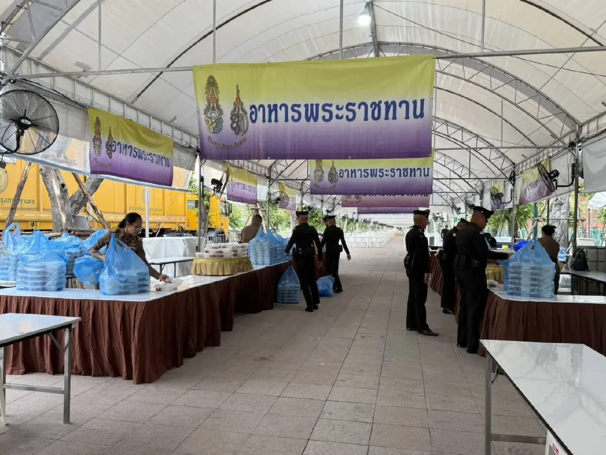 ประชาชนทยอย ถวายสักการะพระบรมศพ พระพันปีหลวง ในพระบรมมหาราชวัง