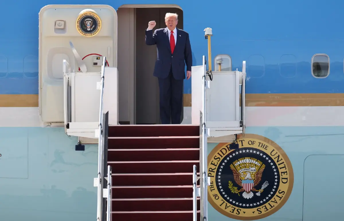 ‘ประธานาธิบดีโดนัลด์ ทรัมป์’ เดินทางถึง ‘มาเลเซีย’ แล้ว