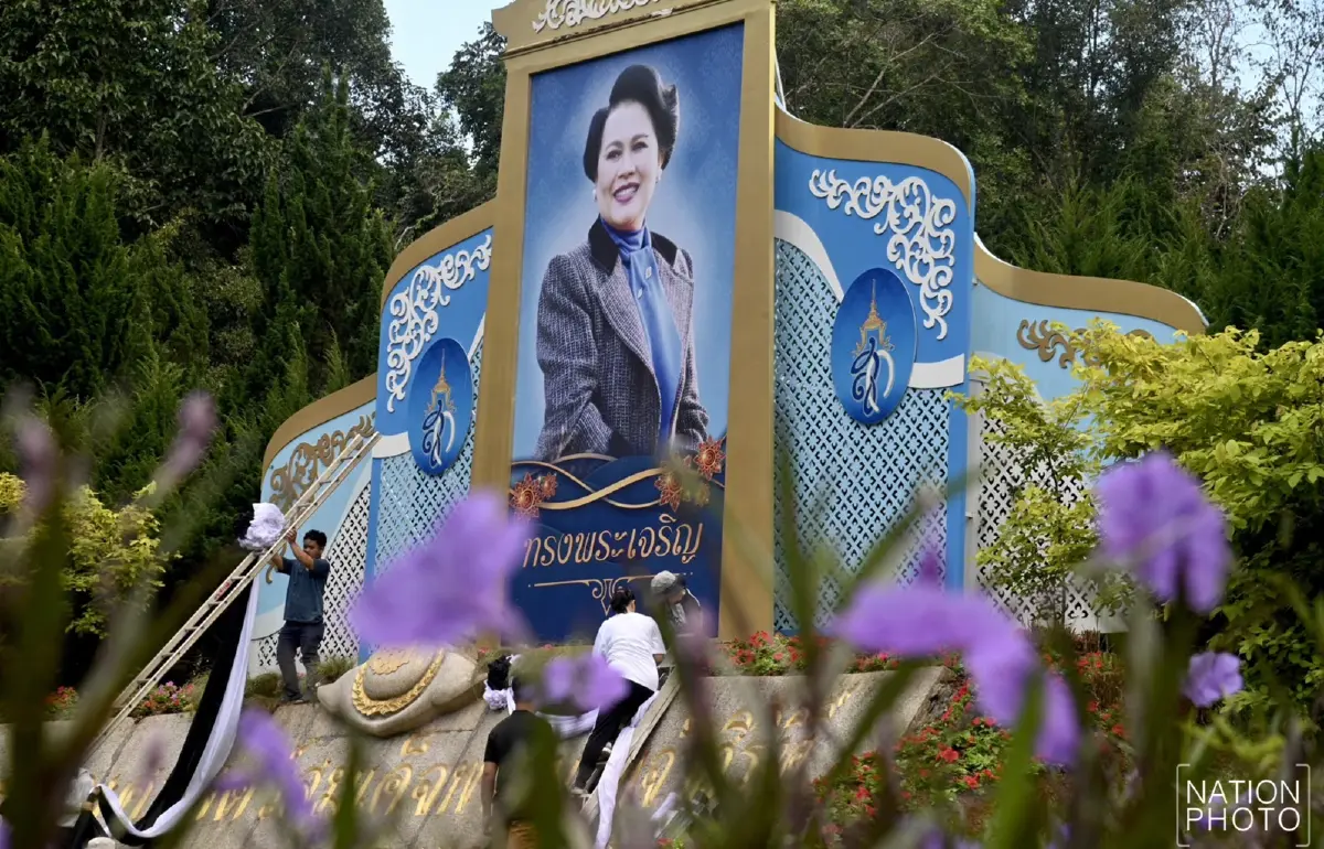 สวนพฤกษศาสตร์สมเด็จพระนางเจ้าสิริกิติ์ ประดับผ้าขาว-ดำ แสดงความอาลัย พระพันปีหลวง