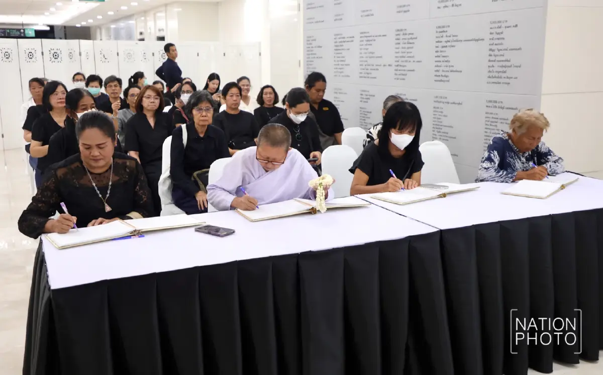 พสกนิกรทั่วสารทิศร่วมแสดงความอาลัย 'สมเด็จพระพันปีหลวง' ที่ รพ.จุฬาลงกรณ์