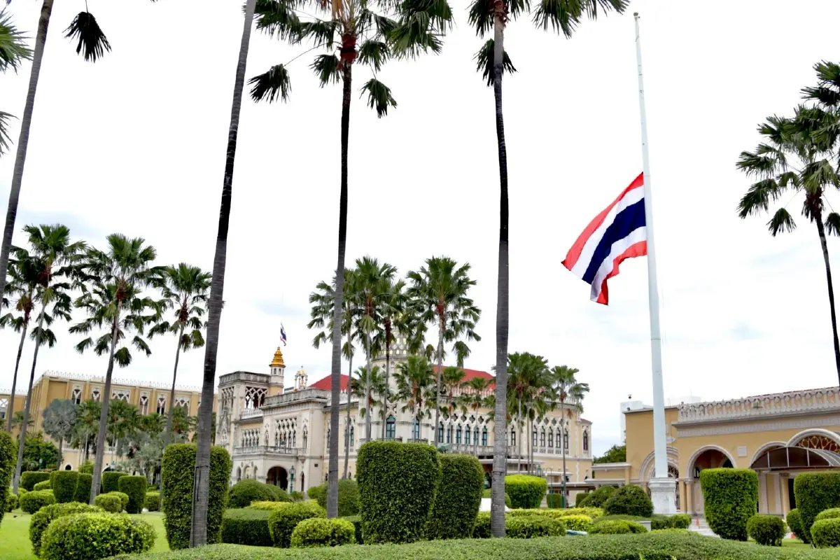 นายกฯเชิญ ครม.ประชุมนัดพิเศษเตรียมการพระราชพิธี ทำเนียบรัฐบาลลดธงครึ่งเสาถวายความอาลัย