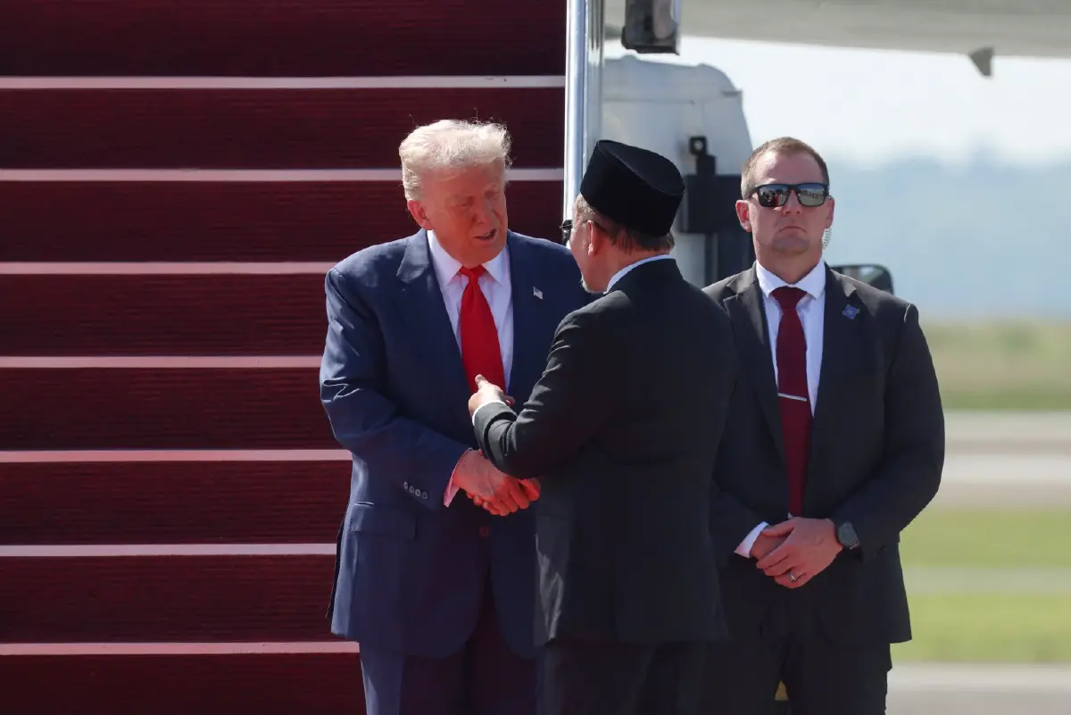 ‘ประธานาธิบดีโดนัลด์ ทรัมป์’ เดินทางถึง ‘มาเลเซีย’ แล้ว