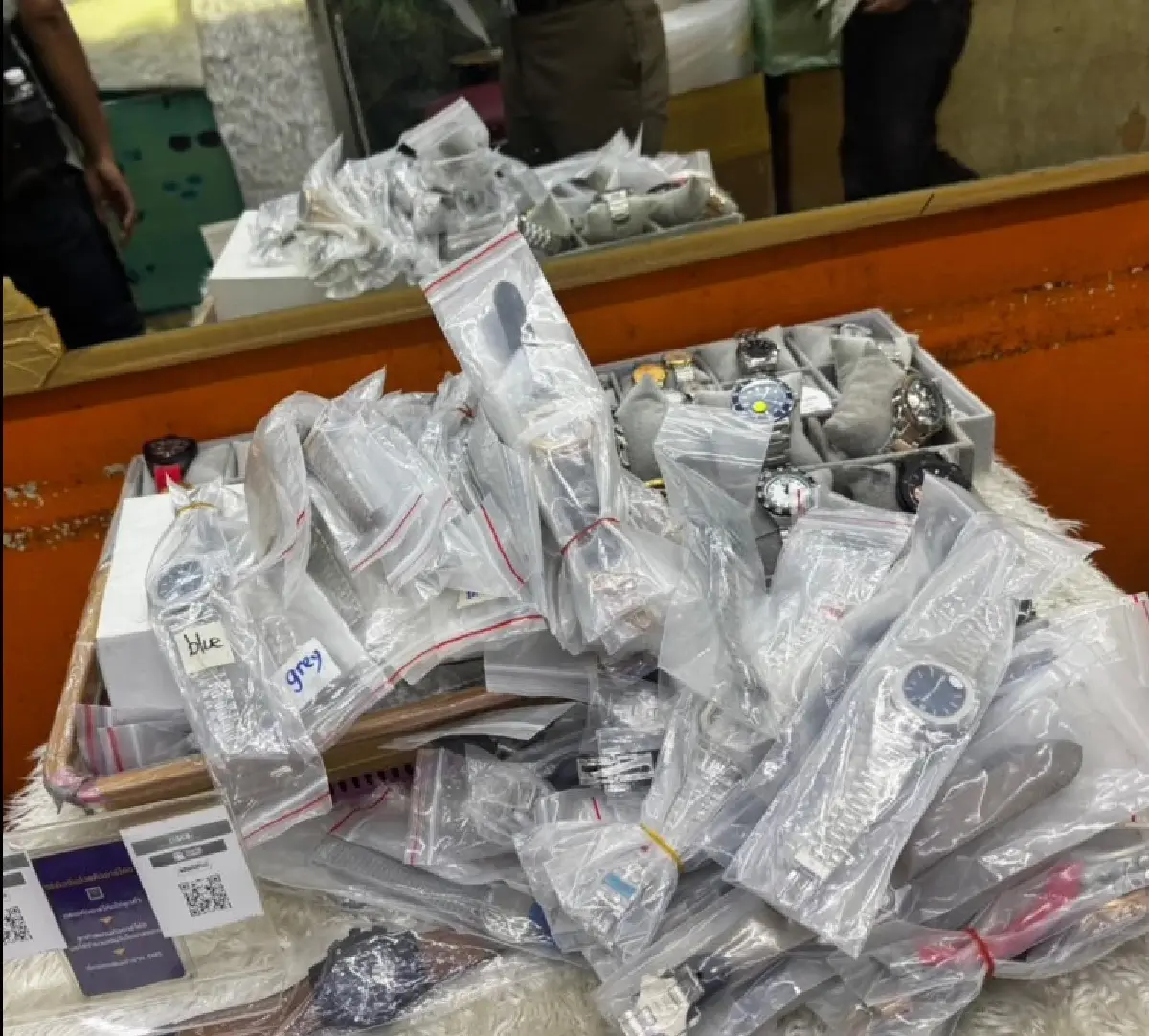 บุกจับของปลอม Rolex, Patek Philippe, Omega, Cartier เสียหาย 50 ล้าน