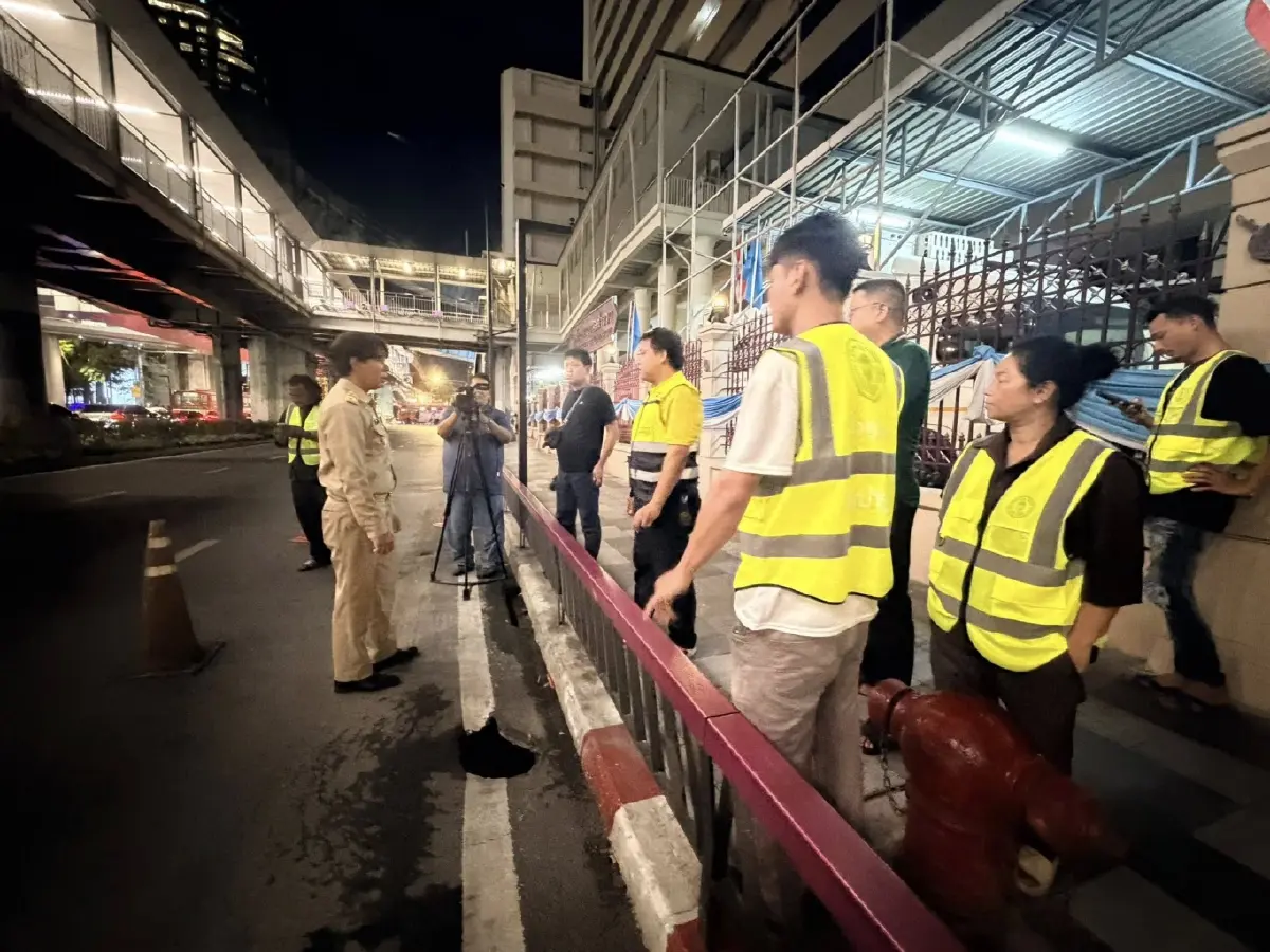 ผู้ใช้รถระทึก! เจออีกจุด "หลุมยุบ" ถนนพระราม 1 หน้า รพ.ตำรวจ จนท.เร่งแก้ไข