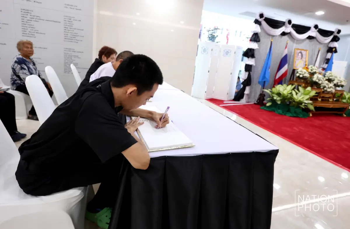 พสกนิกรทั่วสารทิศร่วมแสดงความอาลัย 'สมเด็จพระพันปีหลวง' ที่ รพ.จุฬาลงกรณ์