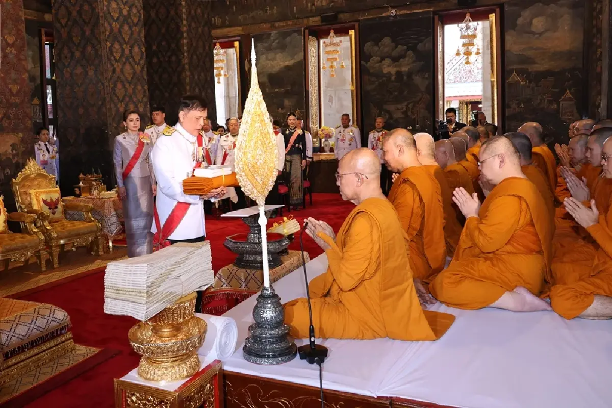 ในหลวง-พระราชินี ทรงบำเพ็ญพระราชกุศลถวายผ้าพระกฐิน ประจำปี 2568 วัดบวรฯ - วัดสุทัศน์