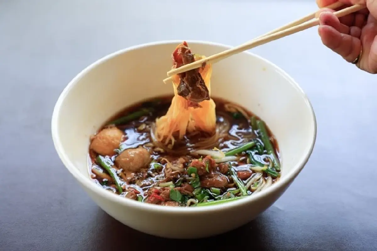 ‘10 ร้านก๋วยเตี๋ยว’ แสนอร่อย สุดประทับใจ ‘หมูหวานชวนชิม’