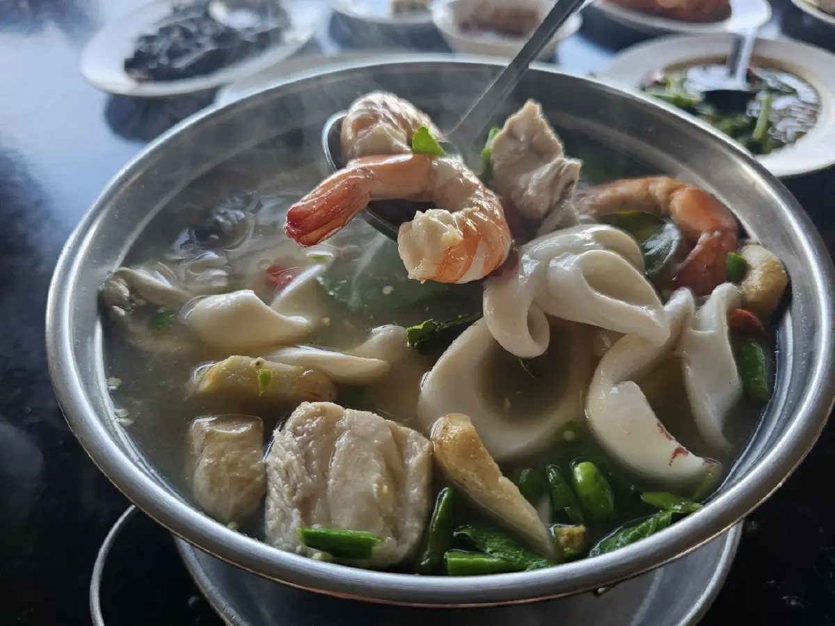 ‘ร้านเจ๊ปู แสมสาร’ อาหารทะเลสดและแซ่บ อร่อย ไม่ผิดหวัง