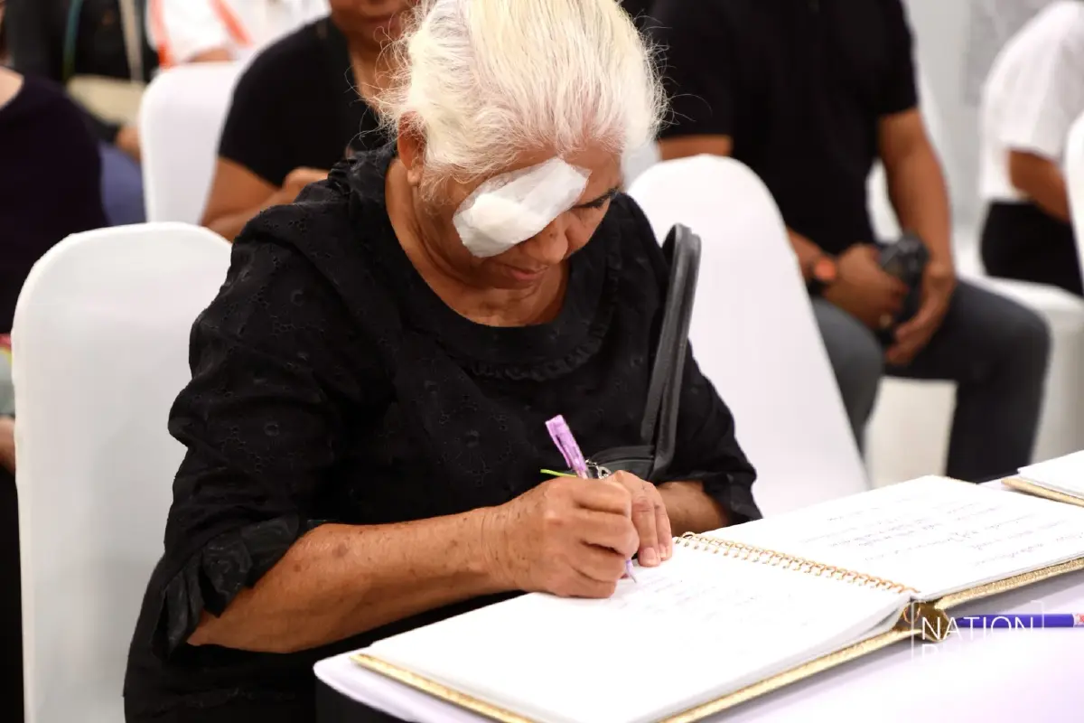 พสกนิกรทั่วสารทิศร่วมแสดงความอาลัย 'สมเด็จพระพันปีหลวง' ที่ รพ.จุฬาลงกรณ์