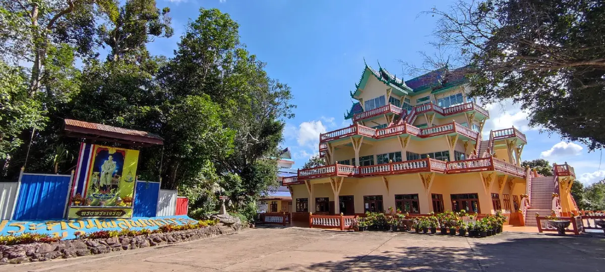 ดินแดนสงบและความพิศวงทางธรณี... วัดเขาประตูชุมพล