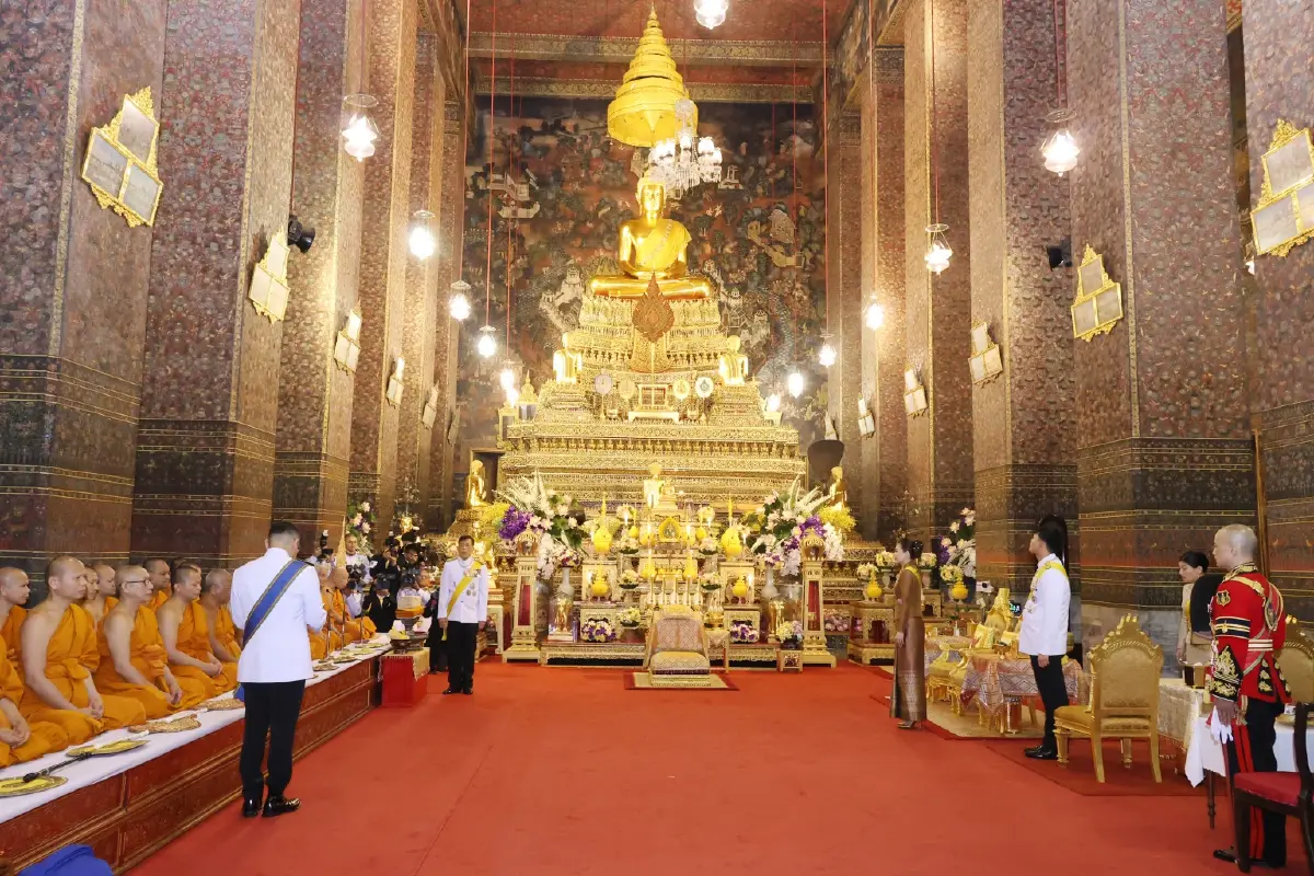 ในหลวง-พระราชินี เสด็จฯบำเพ็ญพระราชกุศลถวายผ้าพระกฐิน วัดราชบพิธฯ และวัดพระเชตุพนฯ