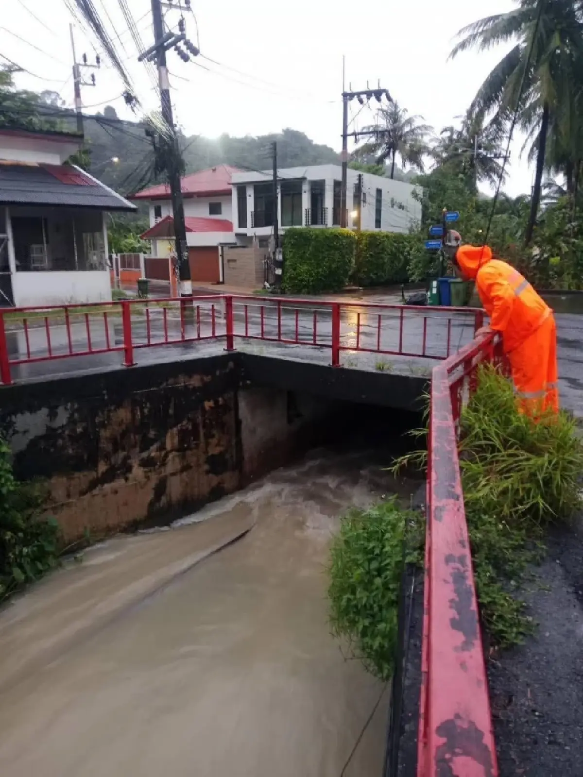 ด่วน! ต.กมลา ภูเก็ต วิกฤติน้ำท่วมหลายจุด ฝนถล่มไม่หยุด น้ำรอระบาย