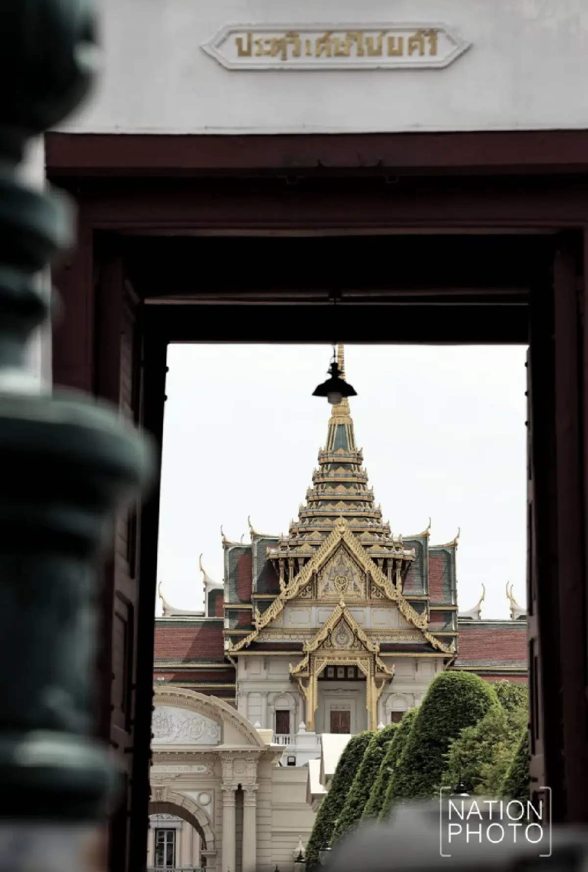 น้ำตาอาลัย! พสกนิกรเฝ้าฯ ขบวนพระบรมศพ สมเด็จพระพันปีหลวง สู่พระบรมมหาราชวัง