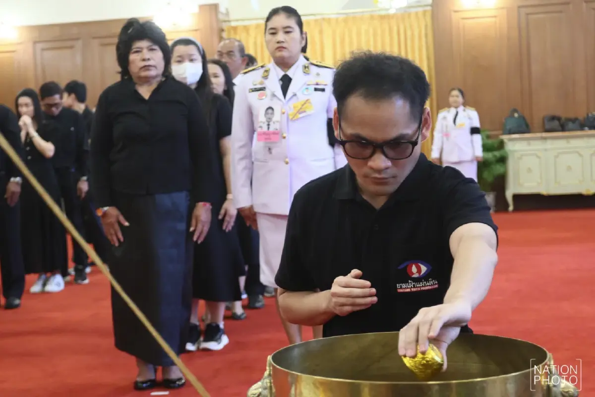 พสกนิกร เข้าถวายน้ำสรงพระบรมศพหน้าพระฉายาลักษณ์พระพันปีหลวง