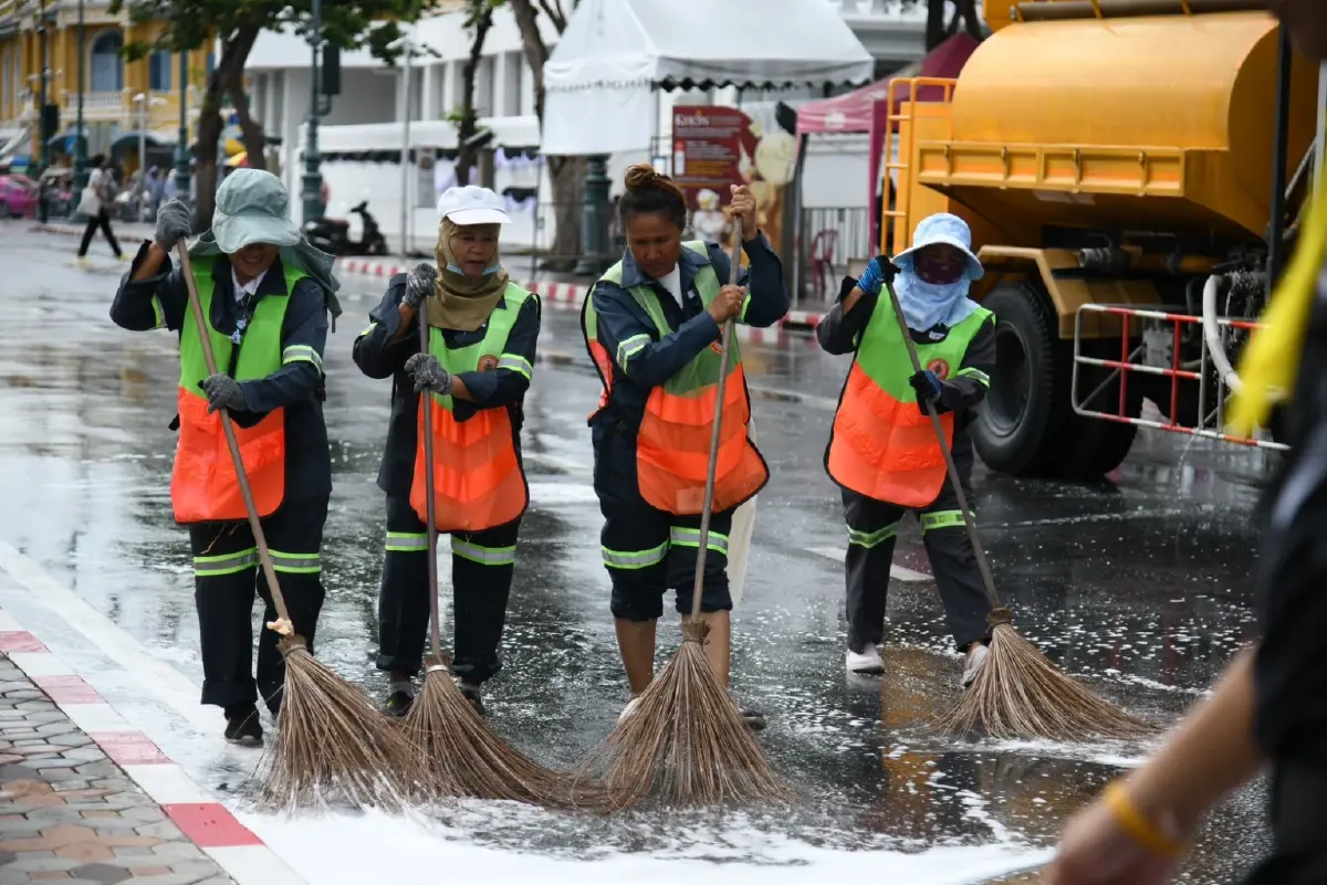 กทม. - จิตอาสา เตรียมความพร้อมเส้นทางเคลื่อนพระบรมศพ 'สมเด็จพระพันปีหลวง'